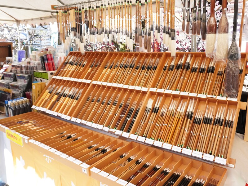 巨大な筆のパフォーマンスに釘付け！奈良「菅原天満宮 筆まつり」で筆作り＆書道体験