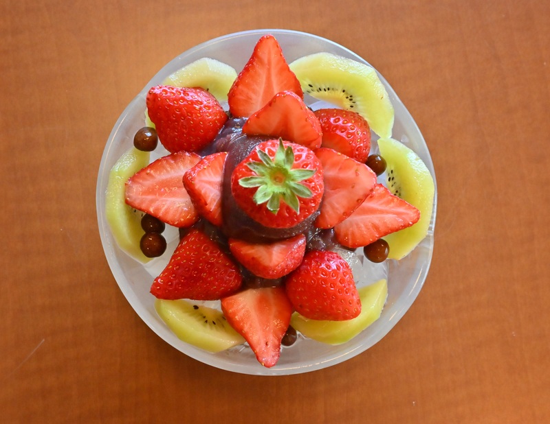 まるで、いちご狩り気分。愛知の老舗・お亀堂で「あんみつ食べ放題」が復活！　春休みのご褒美に