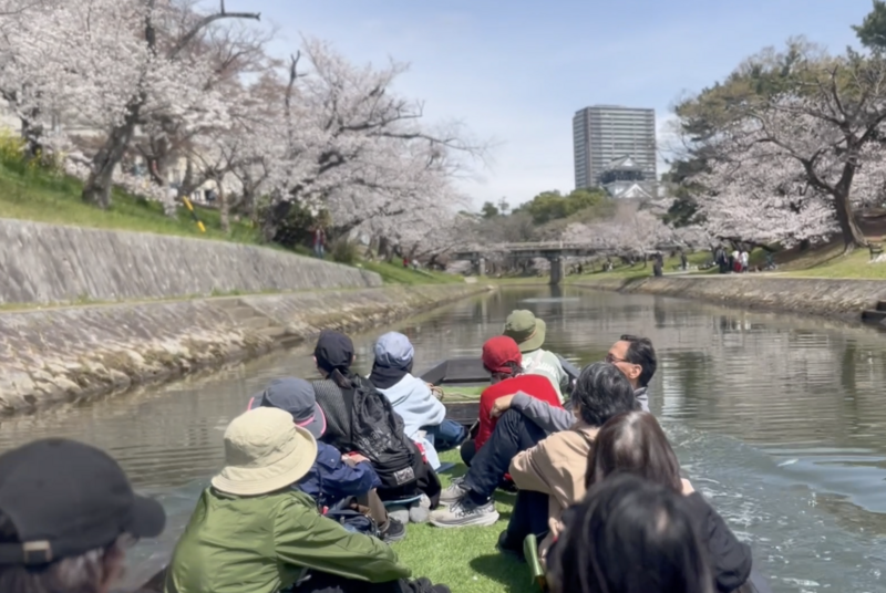 水面に映る桜と岡崎城を川舟で満喫！春限定「岡崎城下舟あそび」が愛知・岡崎で運航スタート