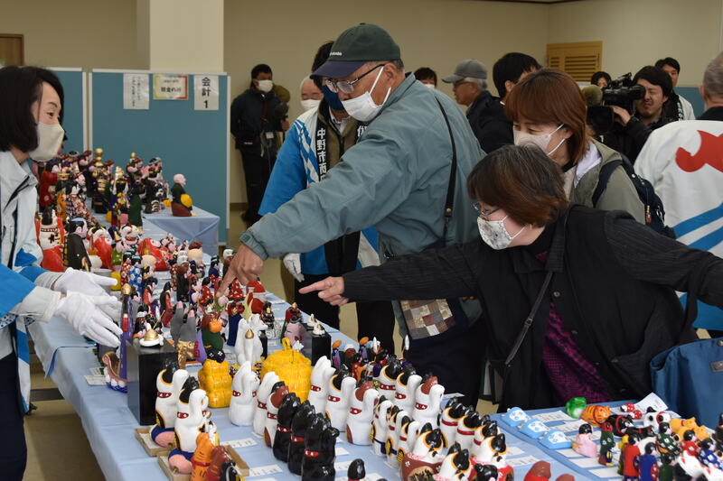 長野「中野ひな市」で出会う伝統の土人形！巨大な"土びな"が夜のまちを練り歩く大灯籠びな行進も