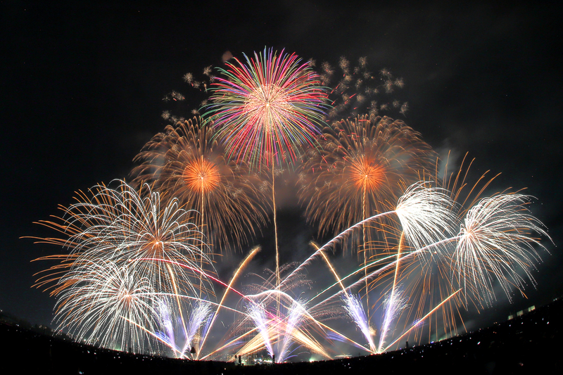 観覧席チケット発売中「桜島と芸術花火2026」1万3,000発が音楽とシンクロ＆恐竜レースも