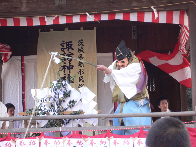 恵比寿様が"福"を垂らす!?茨城・結城諏訪神社「春季例大祭」で伝統の太々神楽を親子観賞