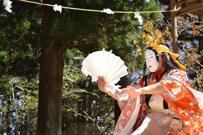 神輿渡御と郷土神楽を楽しもう！宮城県南三陸町「保呂羽神社春まつり」