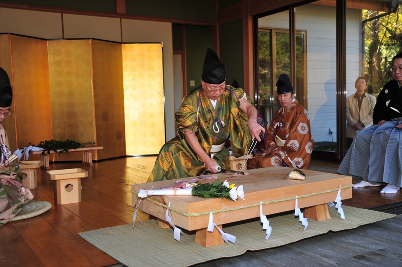 魚に手をふれずにさばく伝統行事！高家神社「庖丁式」1,000年前の料理作法を親子で体感