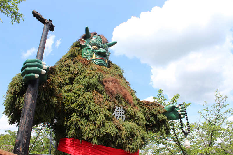 巨大な青鬼がお出迎え！石山寺「青鬼まつり」勇ましい踊りや限定うちわまで最新情報をお届け