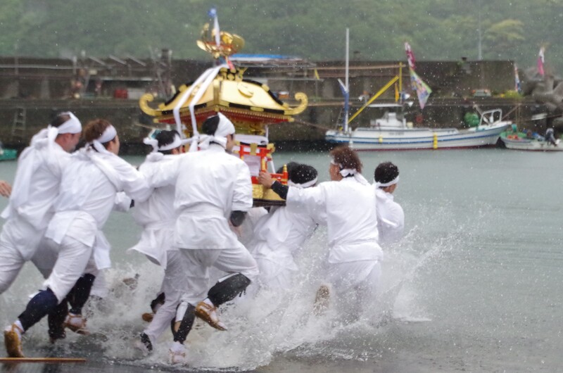 花火と餅投げに子供も大興奮！徳島・海陽町「竹ヶ島神社祭り」2026開催情報＆見どころを解説