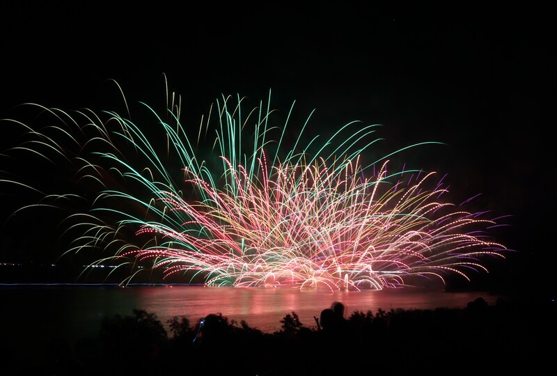 阿賀野川の水面を彩る珍しい花火<br/>新潟・咲花温泉で特別な一夜を