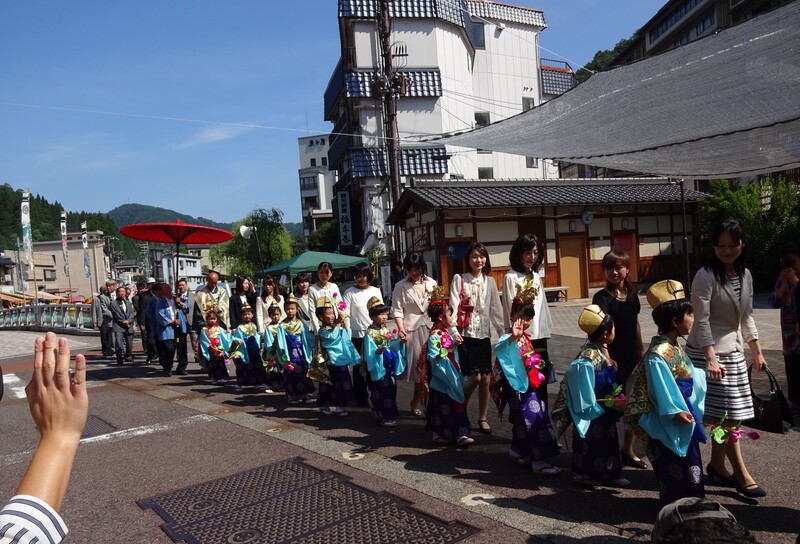 長さ80m・重さ3トンの巨大な綱を引きあう！兵庫「湯村温泉まつり」2026年開催情報＆見どころを紹介