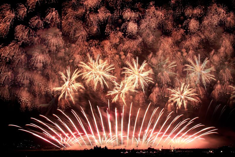 音楽と花火が一体化！笛吹川河畔で約2万発が打ち上がる神明の花火大会