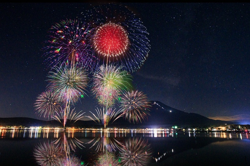 富士山を背に湖面に映える約1万発！大正から続く山中湖報湖祭の花火