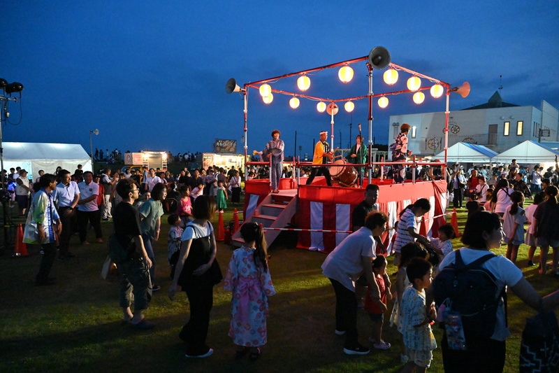 夕暮れから始まる湖畔の夏祭り<br/>湖上花火や帆引き船、ステージイベントが夏の夜を彩ります