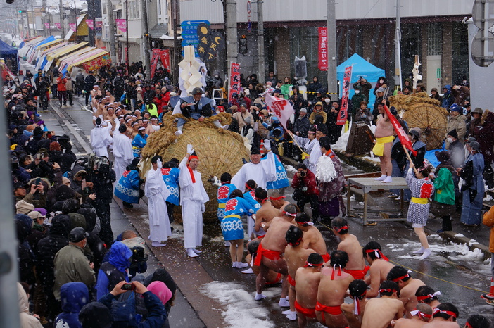 坂下初市 奇祭大俵引き