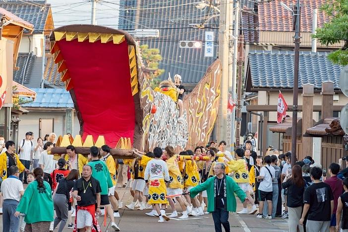 お化けぐずが宿場町を駆け巡る！加賀・動橋の伝統祭り「ぐず焼まつり」と初の花火大会