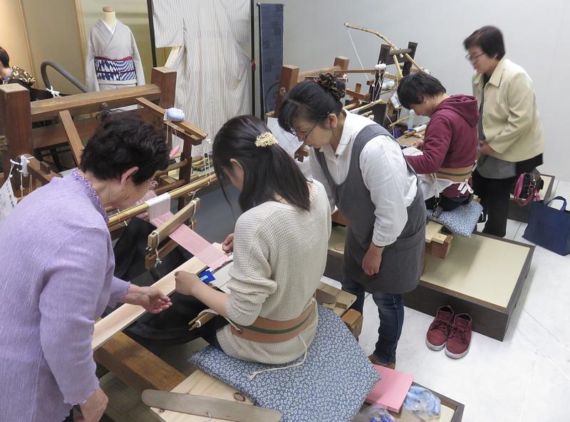 栃木県小山市「おやま本場結城紬クラフト館」でコースター織り体験