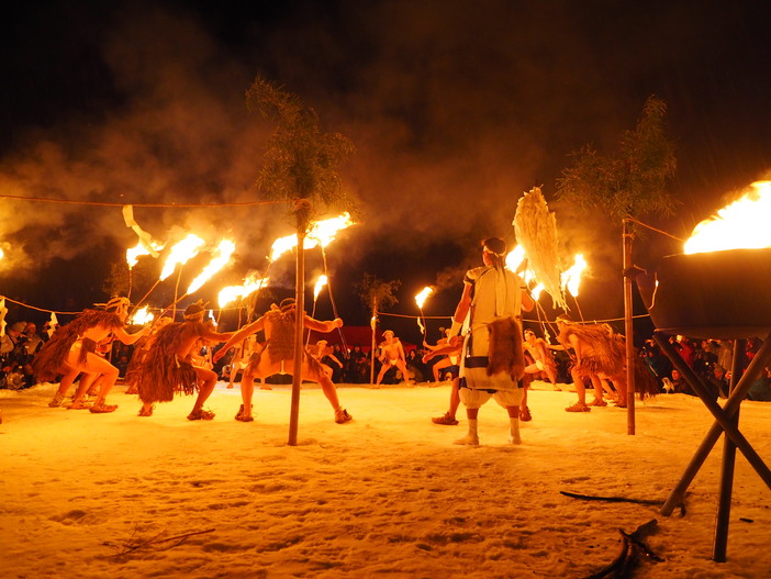 大網火祭り（2024年） | 白銀の世界に炎が燃え上がる 長野県小谷村の