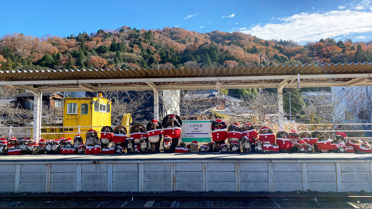 滋賀県信楽でクリスマスを満喫！ 巨大たぬきサンタとサンタ列車登場