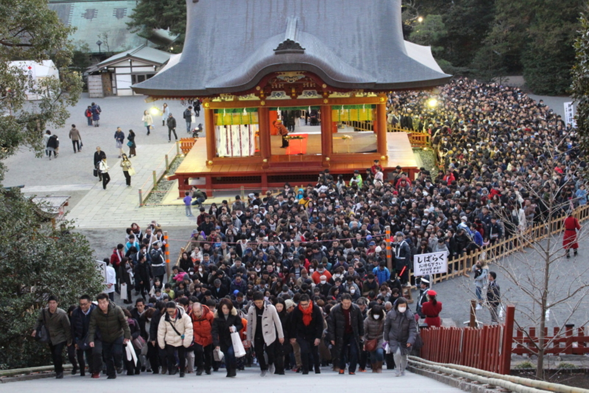 鶴岡八幡宮 初詣(2026年) | 2026年 「鶴岡八幡宮」初詣情報|鎌倉の名社で一年の安泰を祈ろう | 神奈川県鎌倉市 | いこーよとりっぷ
