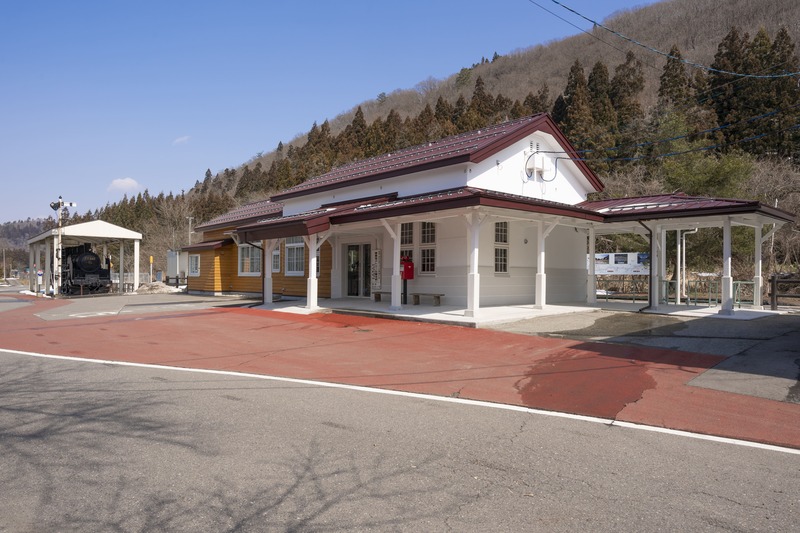 福島県柳津町の駅舎「あいべこ」<br/>レトロな憩いの駅カフェを満喫