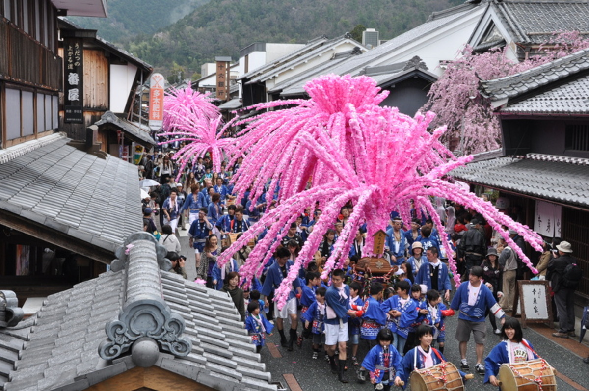 美濃まつり | まるで満開の桜！豪華絢爛な花みこしが市内を彩る「美濃