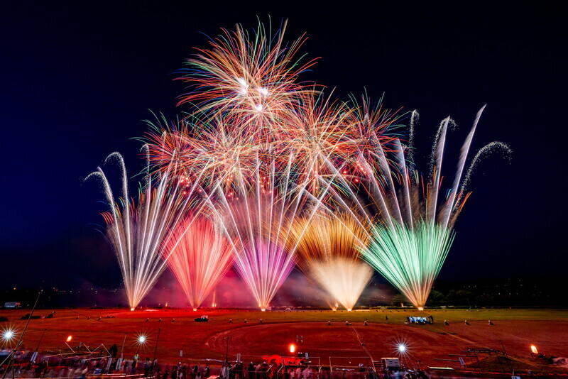 葛飾区の夏空に咲く大輪の花！<br/>迫力満点！15,000発の花火大会