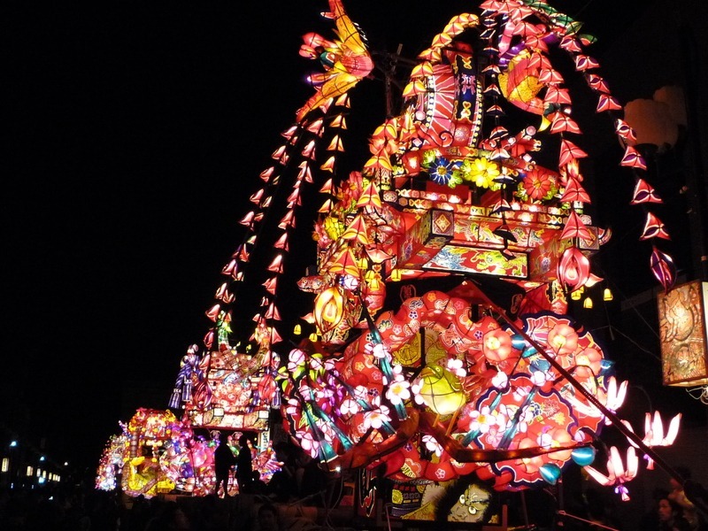 五穀豊穣を願う砺波市のお祭り<br/>夜高行燈の突き合わせは必見！