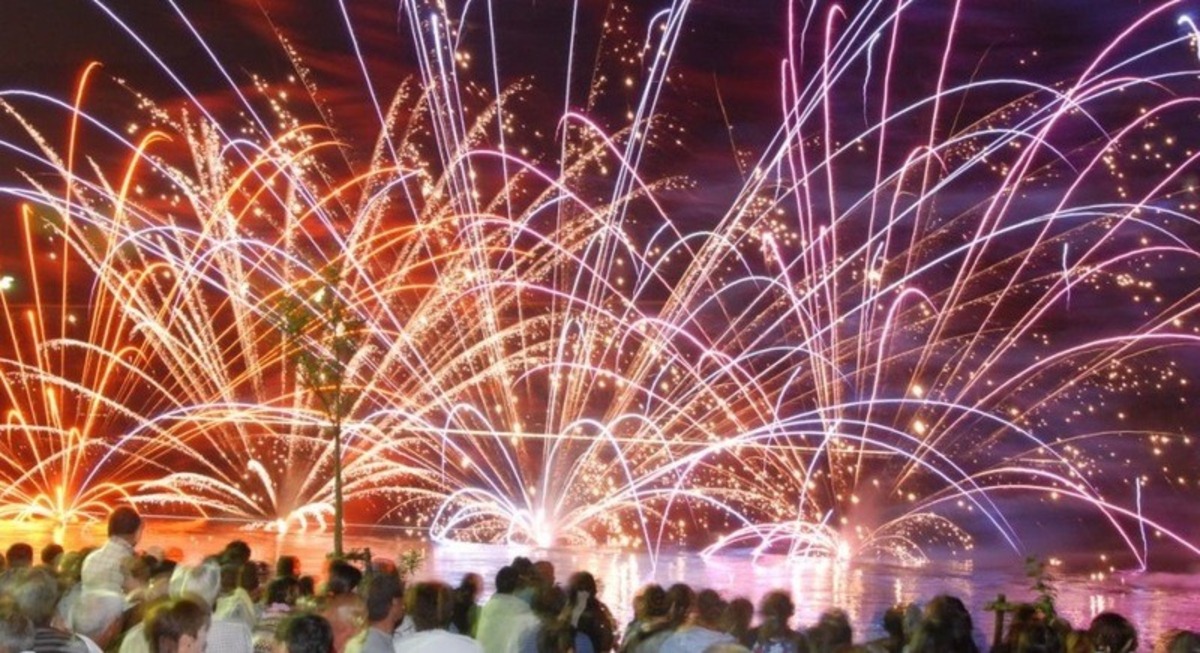 第41回 咲花温泉水中花火大会（2025年） | 阿賀野川の水面を彩る珍しい