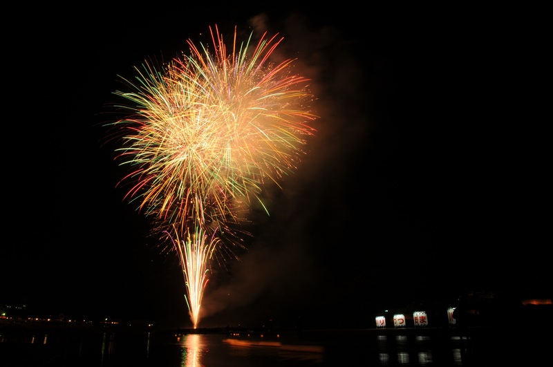 幻想的な万灯と花火のコラボ<br/>歴史ある「西尾・米津の川まつり」