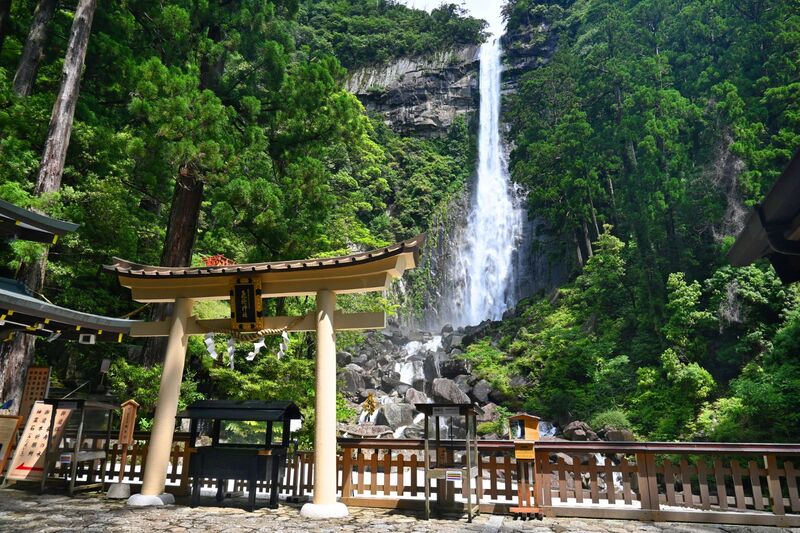 神秘の絶景！「日本三名瀑」とは？<br/>2025夏の避暑＆日帰り観光に人気