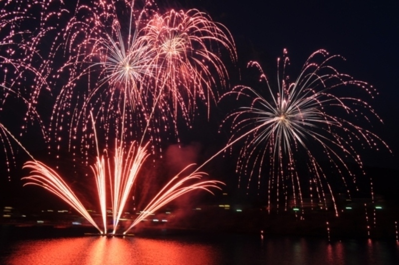 2夜連続開催！「箱根園」で楽しむ2,500発の打ち上げ花火