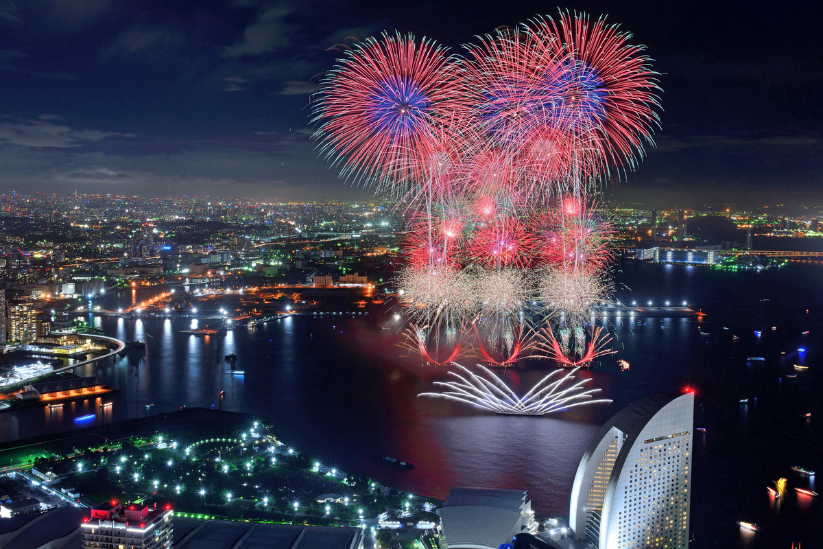 みなとみらいスマートフェスティバル2025 | 約2万発の花火が横浜港を