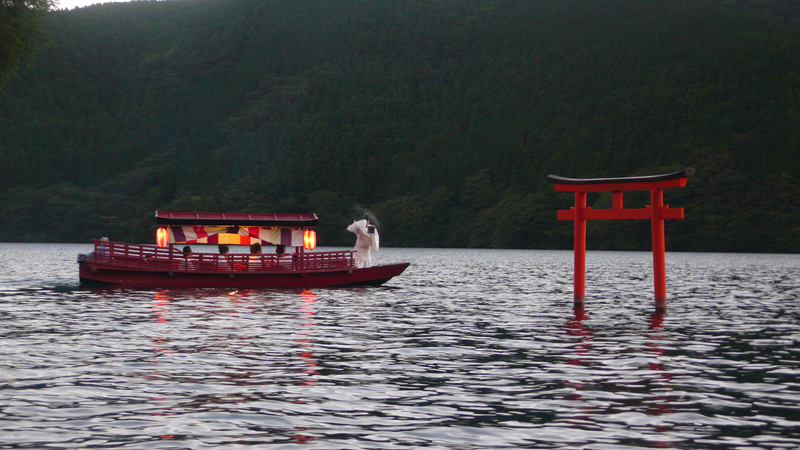祭りの締めくくりは2,200発の花火<br/>箱根で「湖尻龍神祭」開催！
