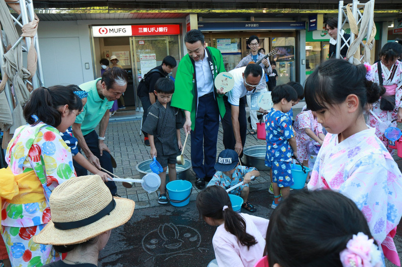 入間駅前で2日間限定横丁祭り！<br/>打ち水・生演奏・グルメで夏満喫