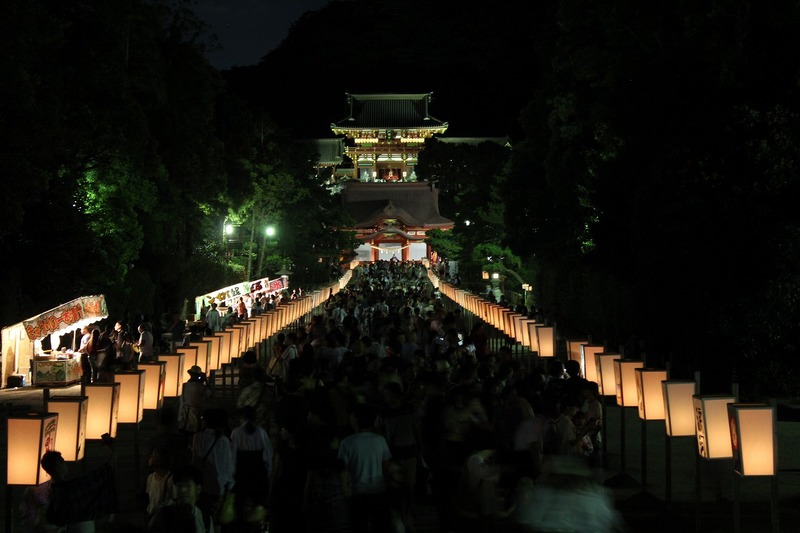 400個のぼんぼりが参道に飾られ<br/>鎌倉の夜が幻想的に彩られる4日間