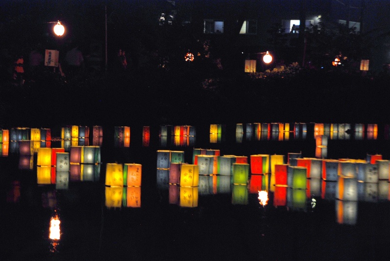 「野守りの池」で夏祭り開催！<br/>湖上花火・灯籠流し・盆踊りも！