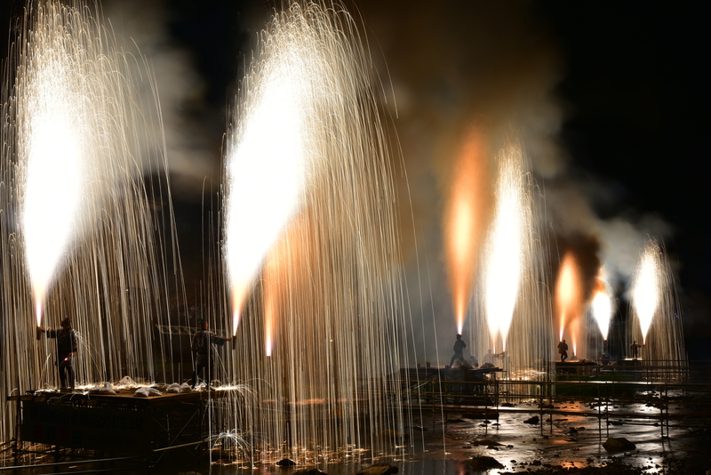 火の粉舞う迫力満点の手筒花火<br/>岐阜県高山市にて打上げ開催！