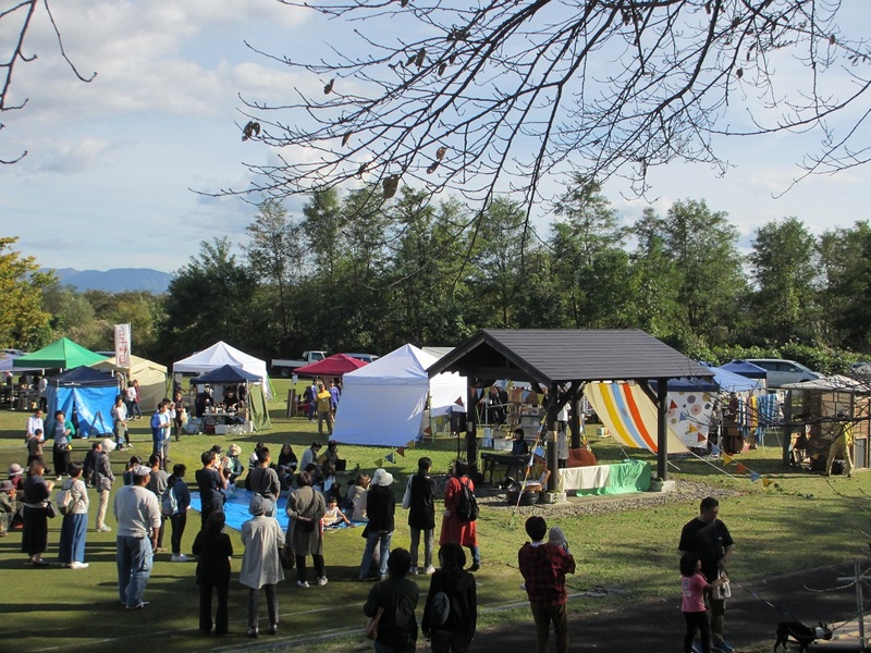 ココロにいいものカラダにいいもの<br/>あきいろの桜並木に集います
