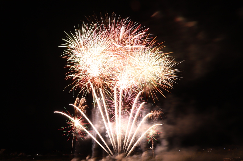 多彩なステージイベント＆グルメ満喫<br/>約6,000発の花火大会も楽しめる