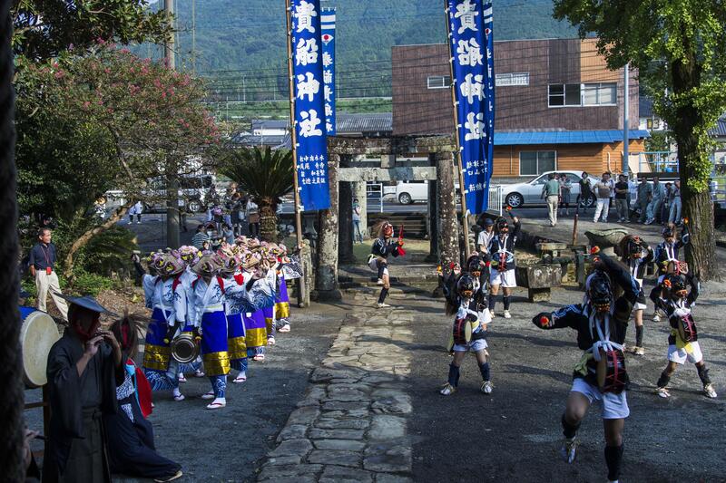 親子で見たい地域の伝統芸能！<br/>佐賀県武雄市で「袴野面浮立」開催