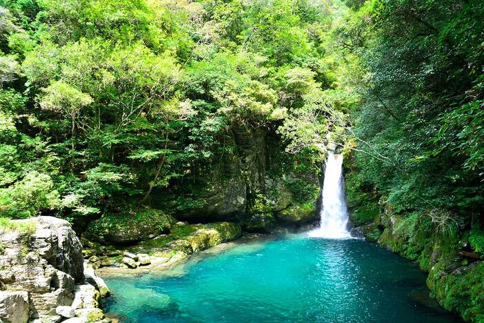 天然ミストで夏の疲れが癒やされる<br/>四国の滝12選！見どころ＆周辺情報