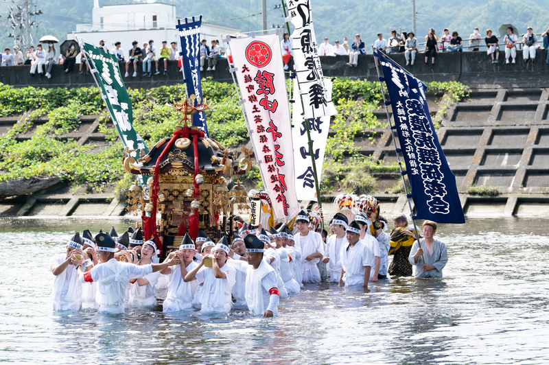神輿が川を渡る圧巻の光景が見どころ<br/>郷土芸能や伝統的な踊りも披露！