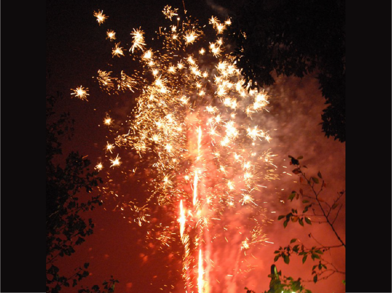 2,000発の花火が50m先で上がる！久留米・赤司八幡宮の花火大会
