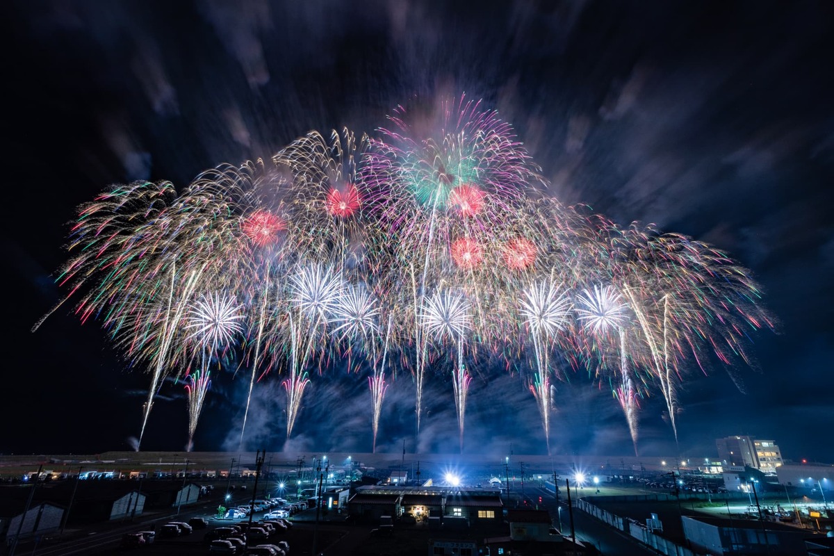 東北未来芸術花火2025 | 音楽とシンクロする「芸術花火」 地元グルメを 