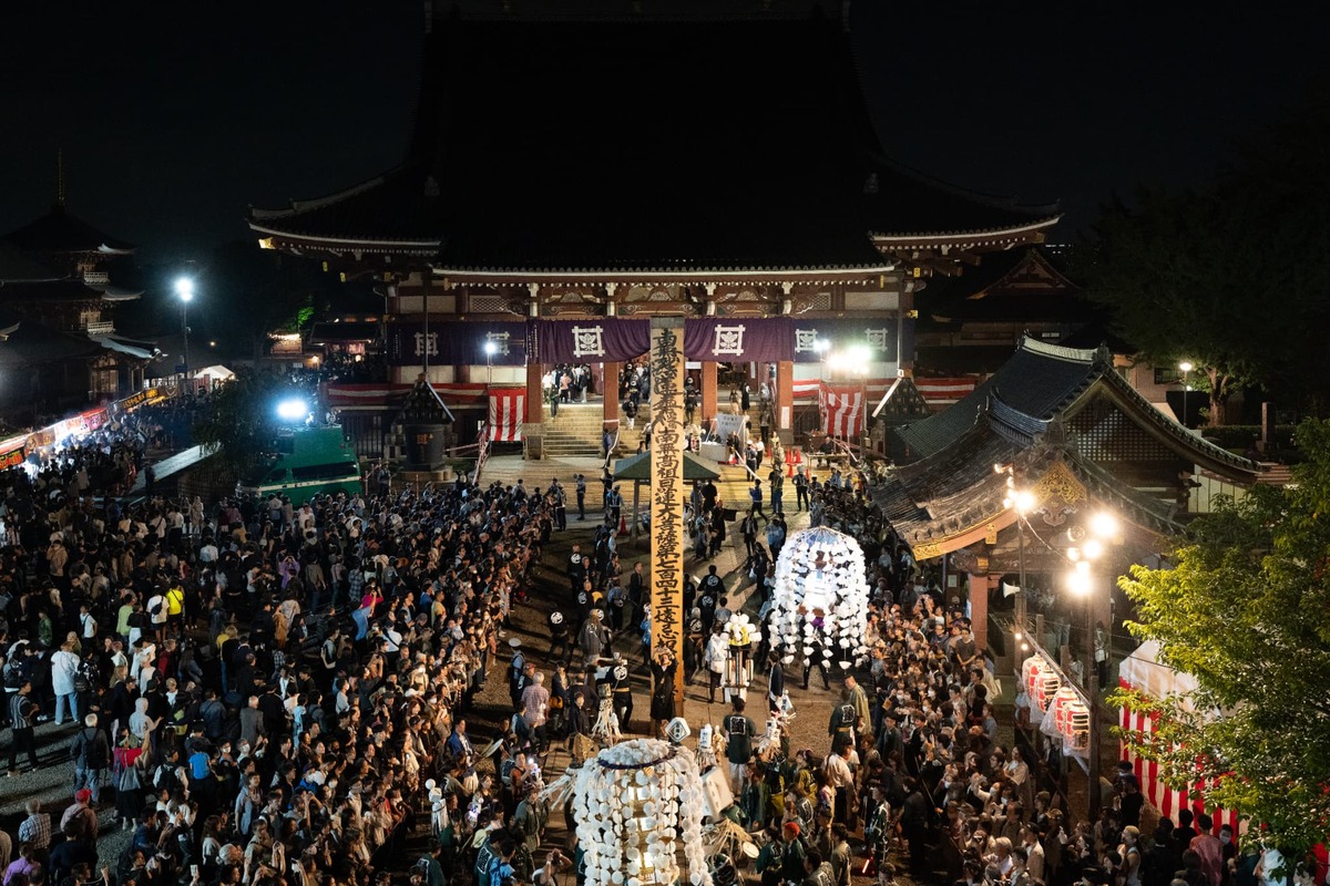 池上本門寺 お会式（2025） | 約100基の万灯がまちなかを練り歩く